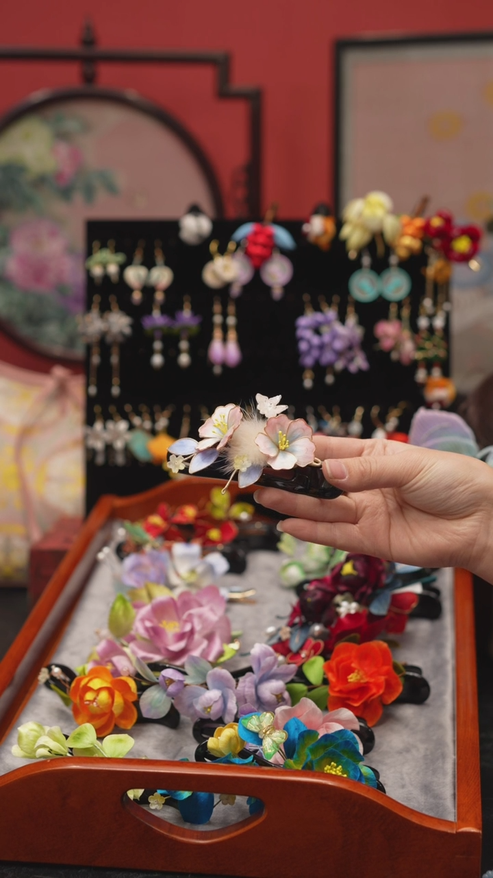 刺绣非遗绒花手工饰品