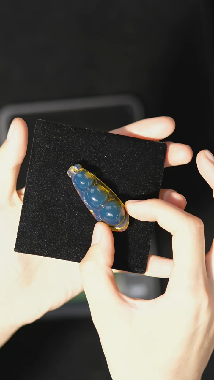 【闪购商品】琥珀裸石未镶嵌天青雕刻件