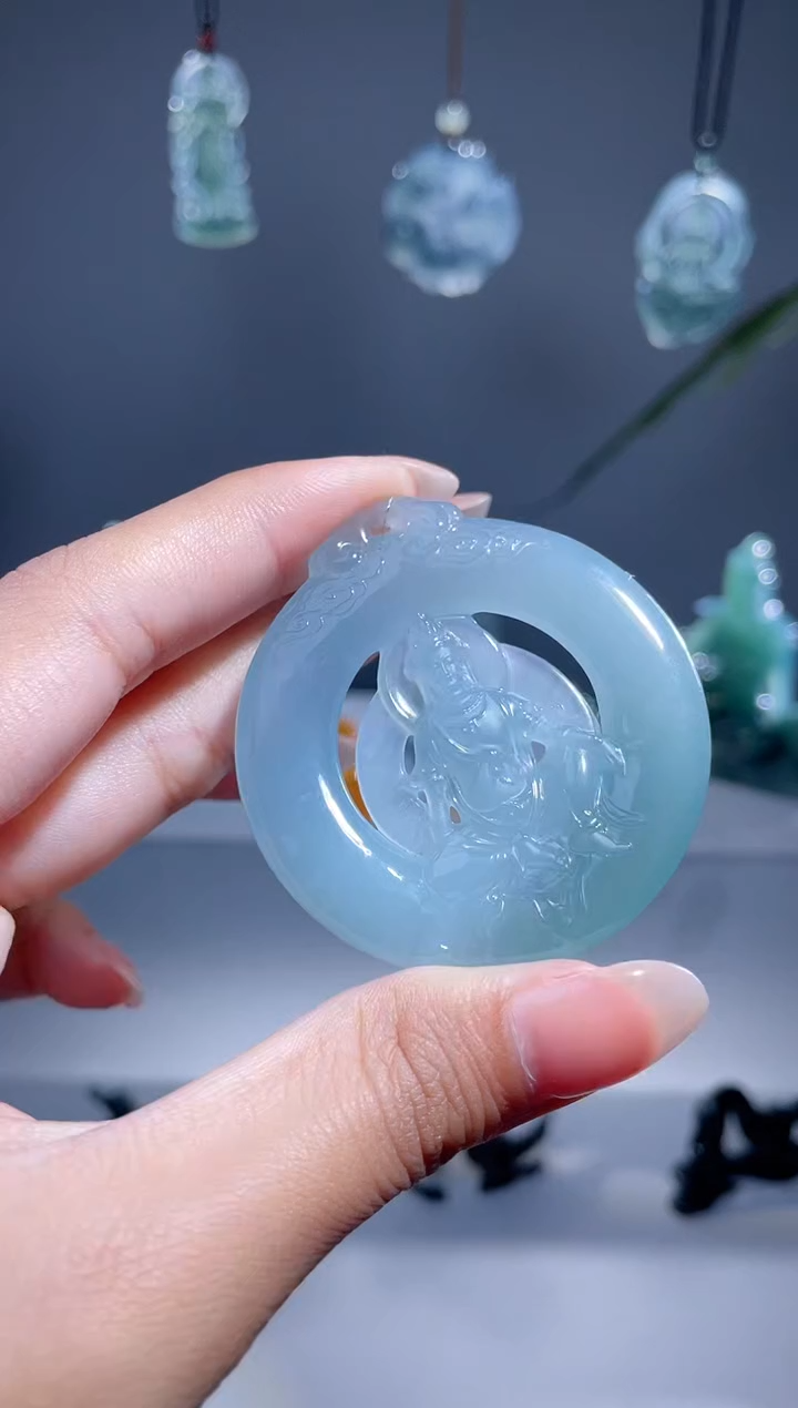 翡翠未镶嵌颈饰观音