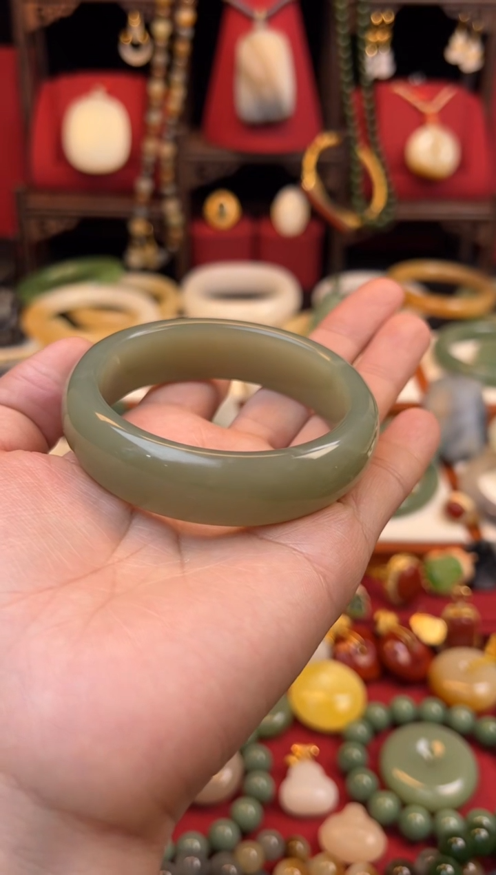 【闪购商品】和田玉手镯未镶嵌微瑕福利