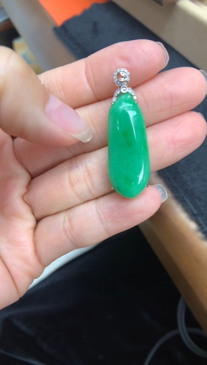 【闪购商品】翡翠颈饰18K金镶嵌福瓜