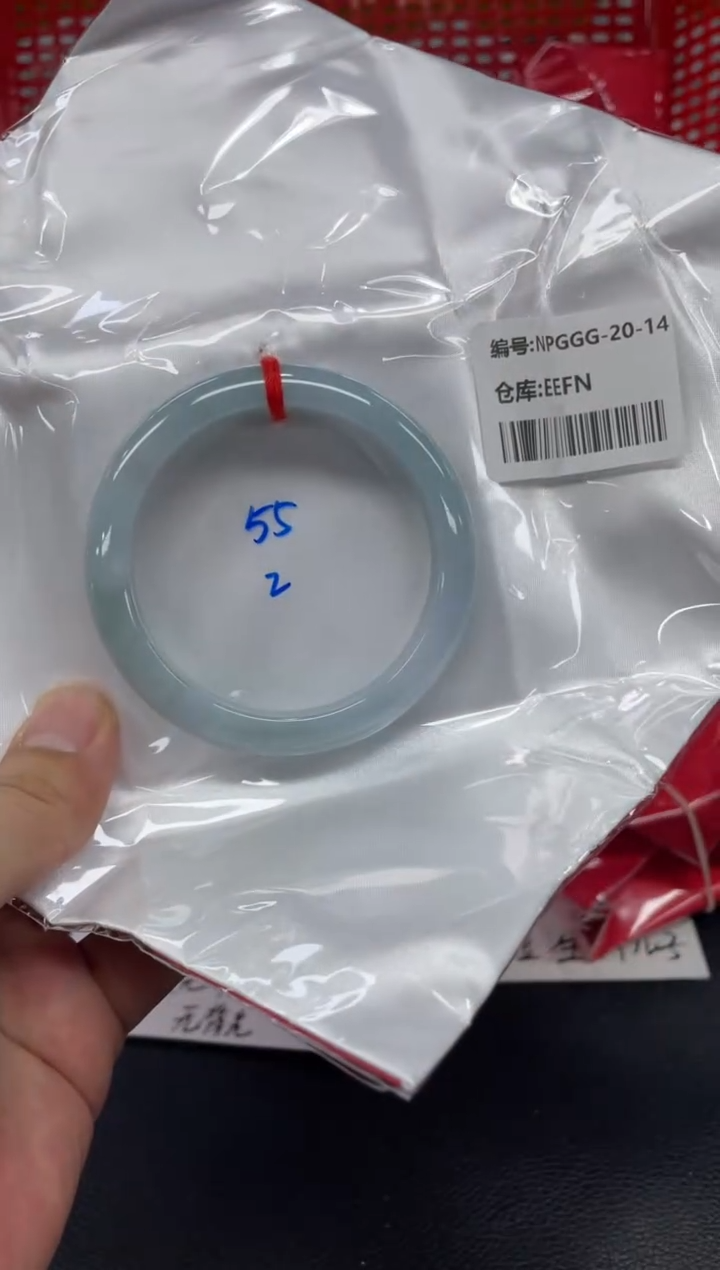 翡翠手镯未镶嵌翡翠手镯