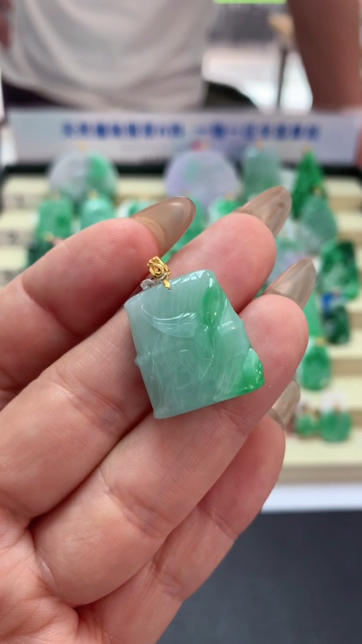 【闪购商品】翡翠吊坠(不含链)18K金镶嵌挂件