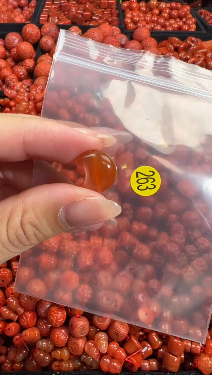 南红玛瑙未镶嵌颈饰1