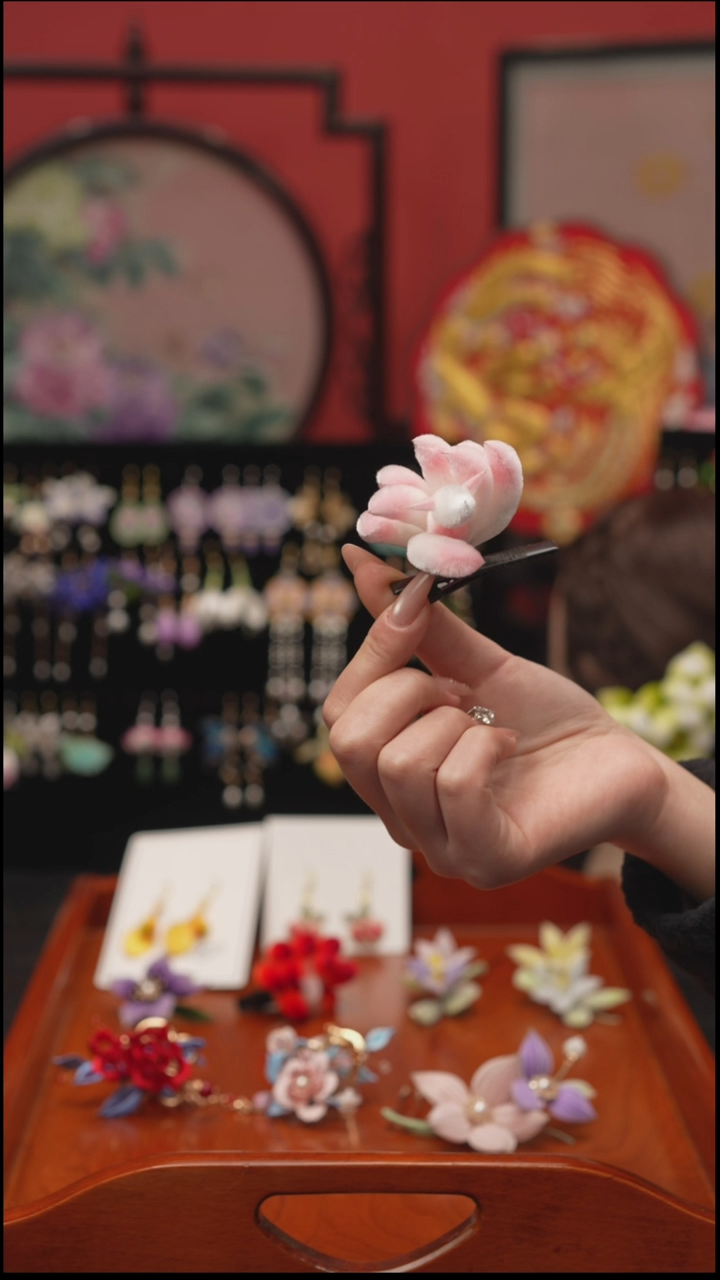 刺绣非遗绒花手工饰品
