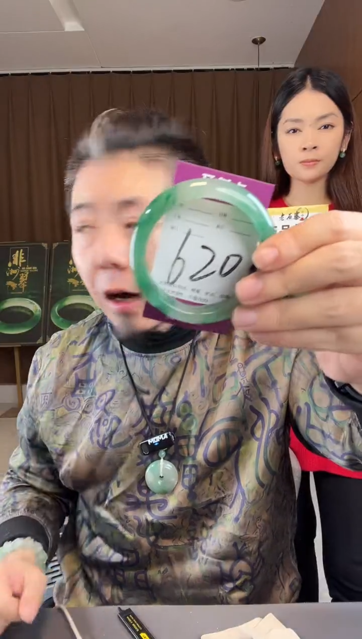 【闪购商品】石英质玉手镯未镶嵌非洲翠