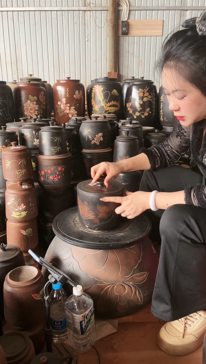 【闪购商品】壶瑕疵茶叶罐小五饼荷花  131