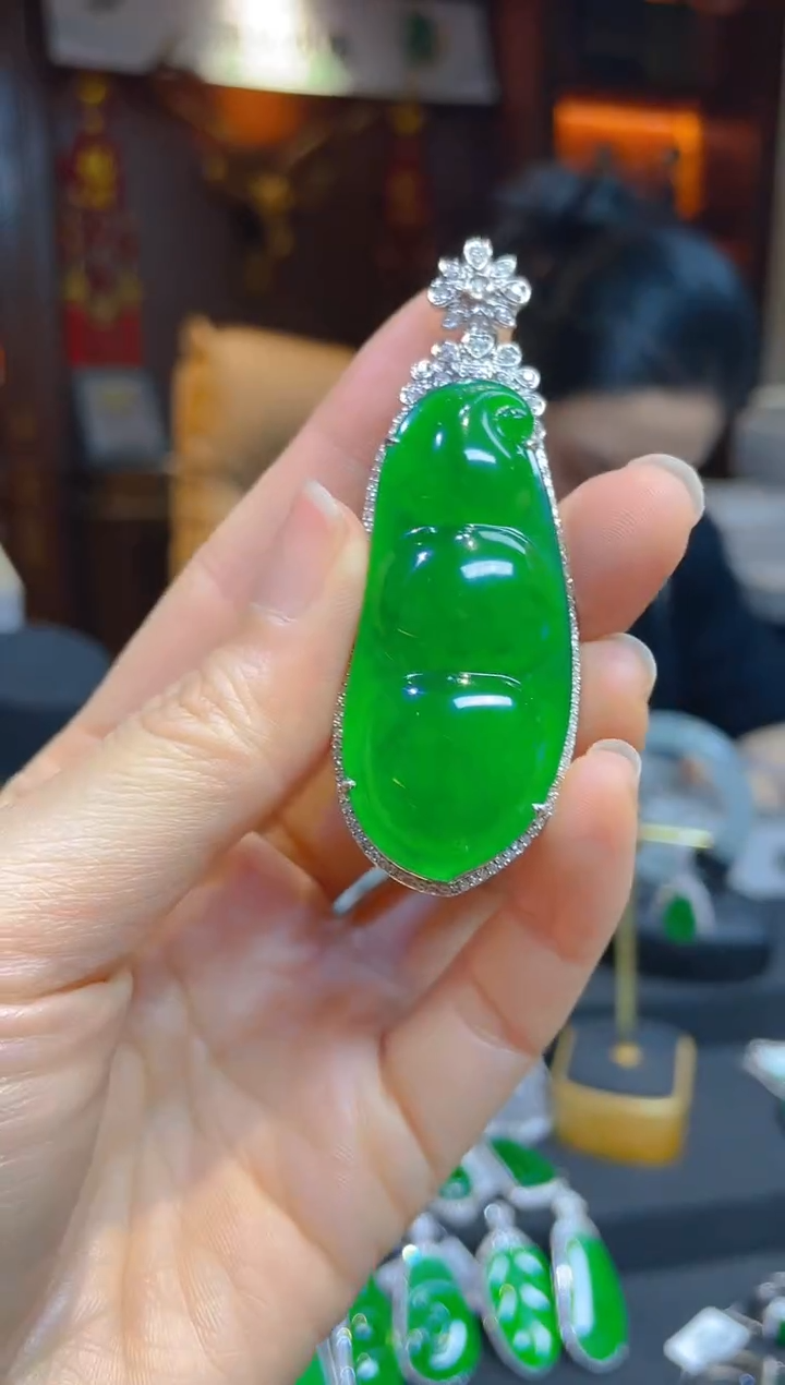 【闪购商品】翡翠颈饰18K金镶嵌119705天然A货翡翠豆子吊坠