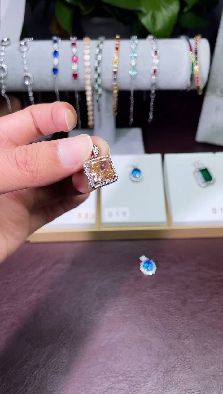 足铂镶嵌合成（培育）红宝石吊坠(赠链)芬达吊坠