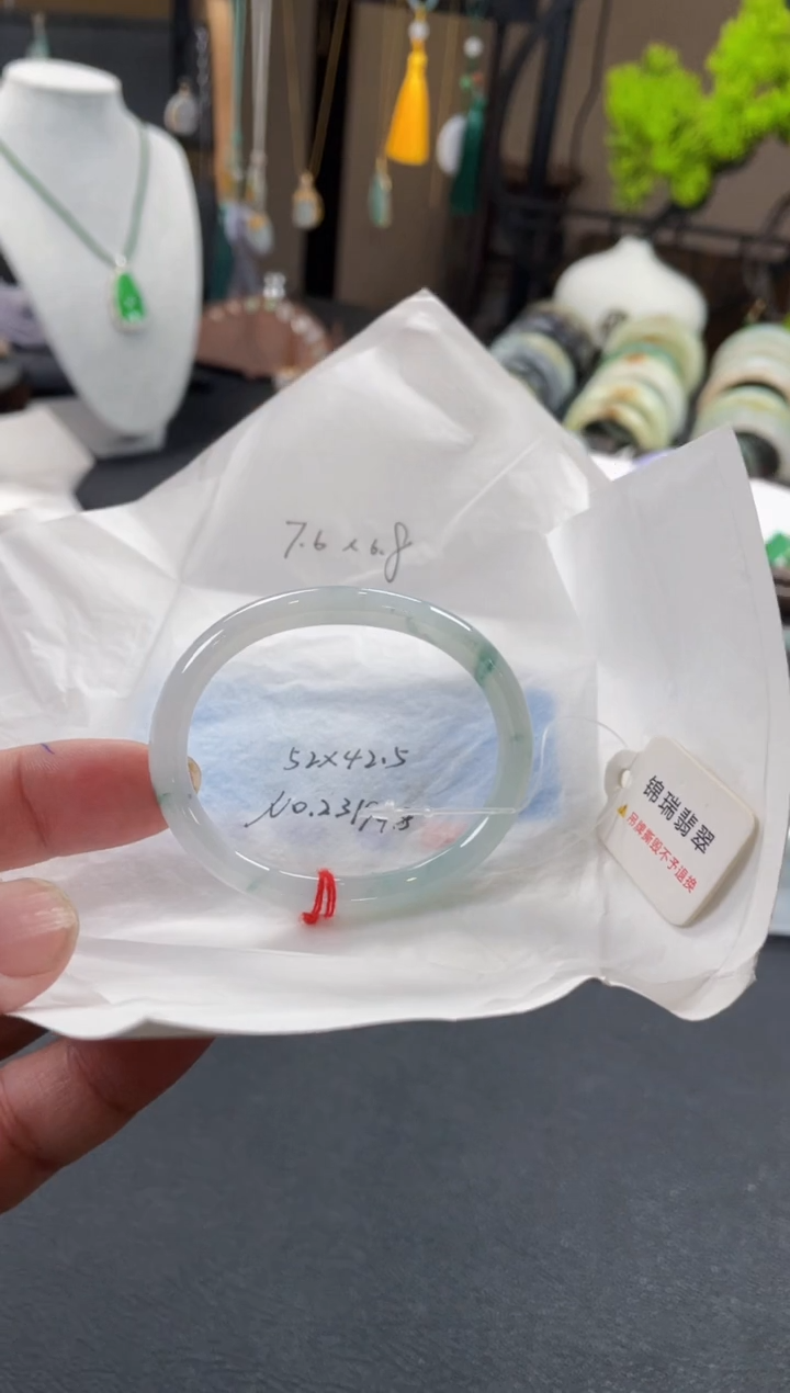 【闪购商品】翡翠手镯未镶嵌52贵妃