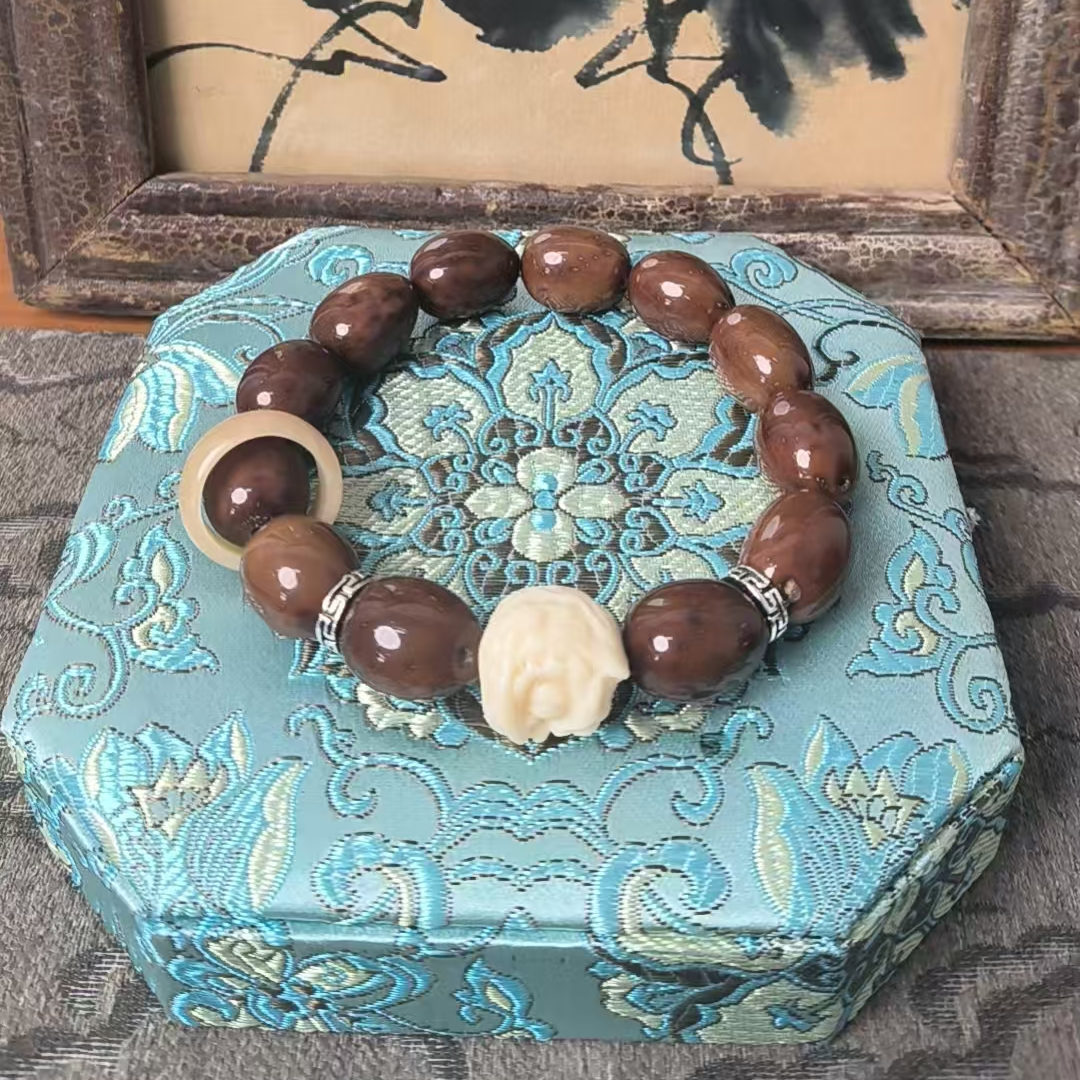 陆国风复古桶珠带白手串