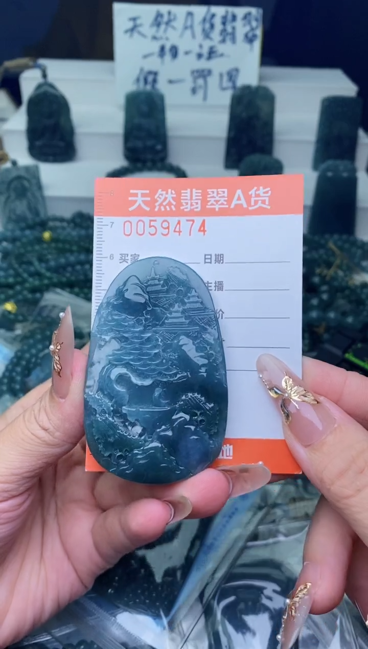 翡翠未镶嵌颈饰          