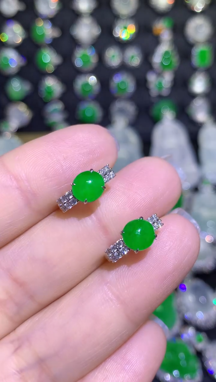 【闪购商品】翡翠耳饰18K金镶嵌高冰阳绿蛋面耳包