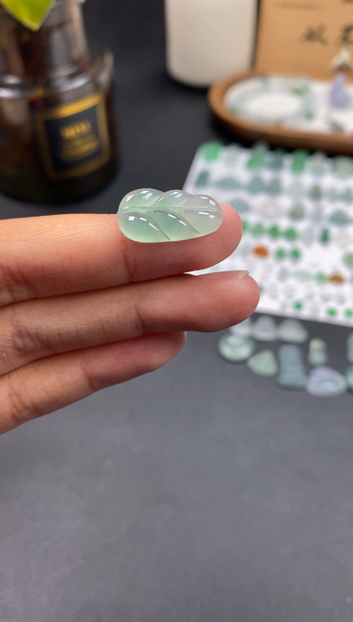 翡翠未镶嵌颈饰翡翠冰种叶子