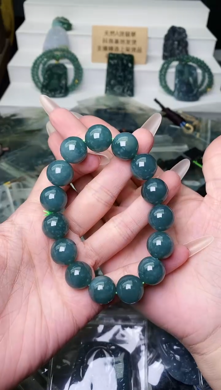 颈饰未镶嵌翡翠 