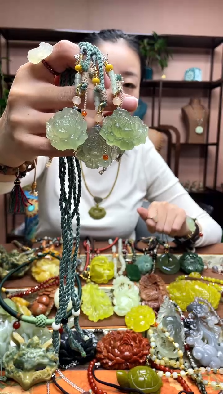 未镶嵌岫玉吊坠多样性发货发其中之一