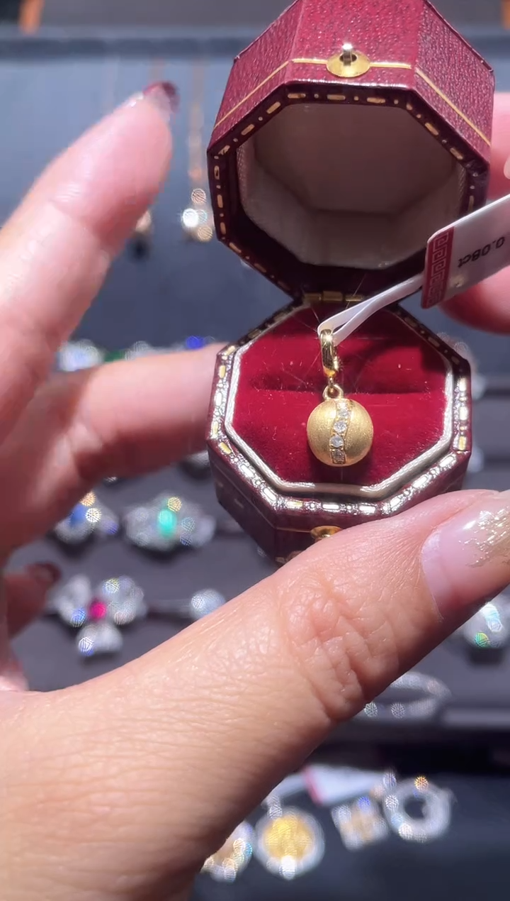 【闪购商品】钻石吊坠(不含链)18K金镶嵌钻石吊坠