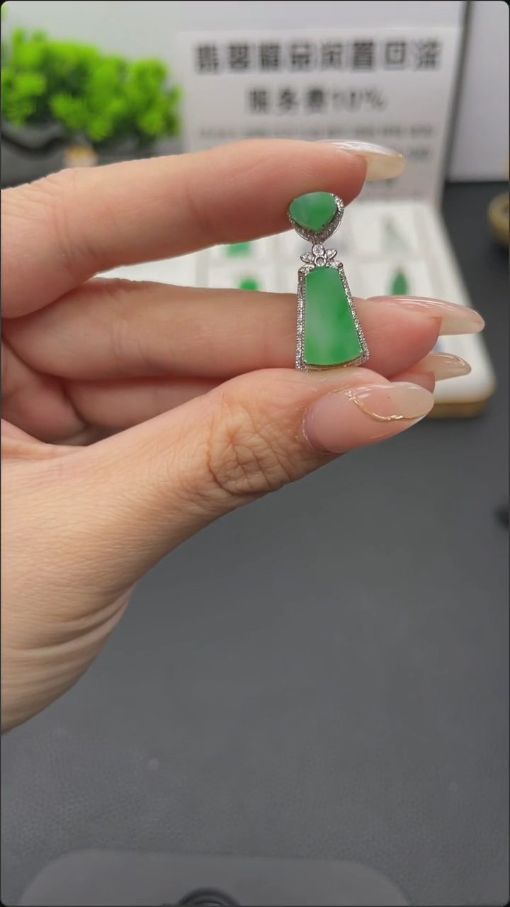 翡翠18K金镶嵌颈饰天然缅甸A货翡翠18k金镶嵌吊坠