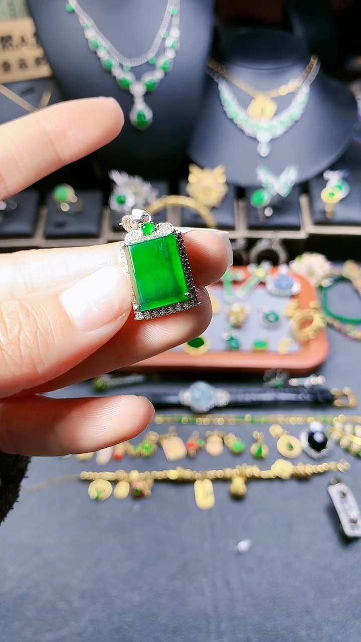 【闪购商品】翡翠吊坠(赠链)银S925镶嵌吊坠