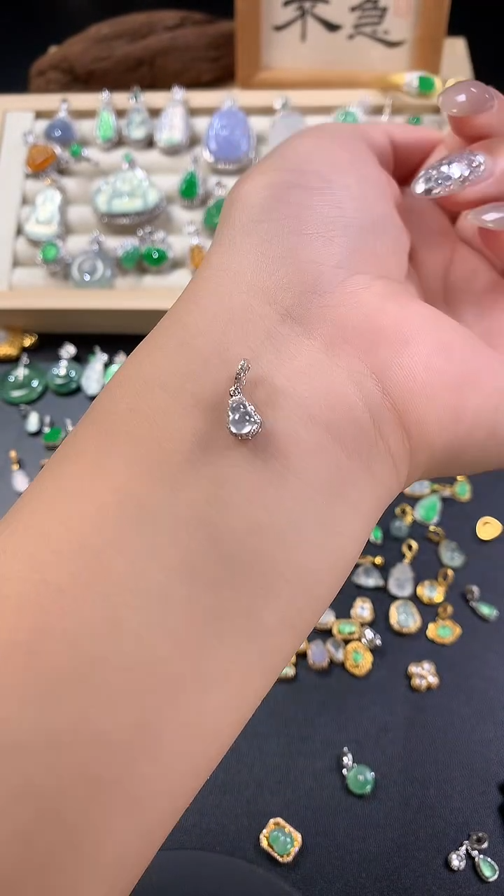 颈饰18K金镶嵌翡翠玻璃葫芦