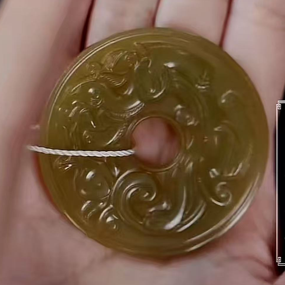 清代和田玉黄玉龙纹玉璧