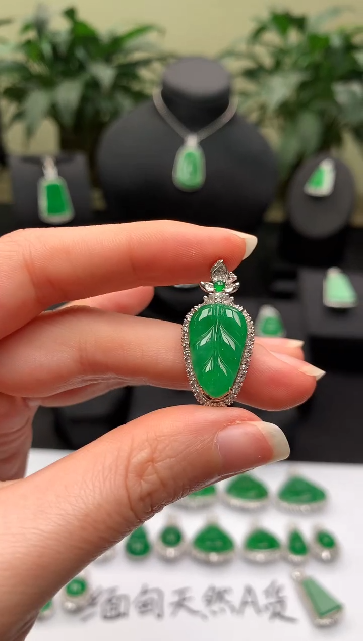 【闪购商品】翡翠颈饰18K金镶嵌叶子