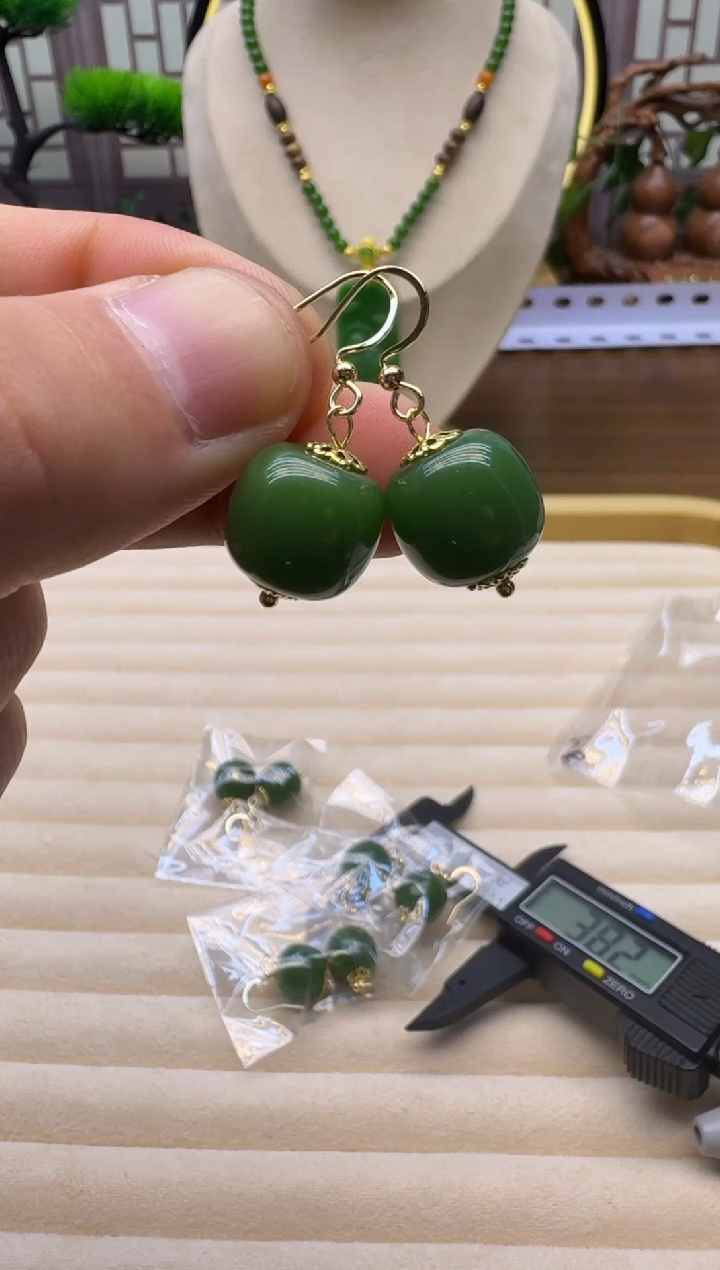 14K金镶嵌和田玉耳饰E117    