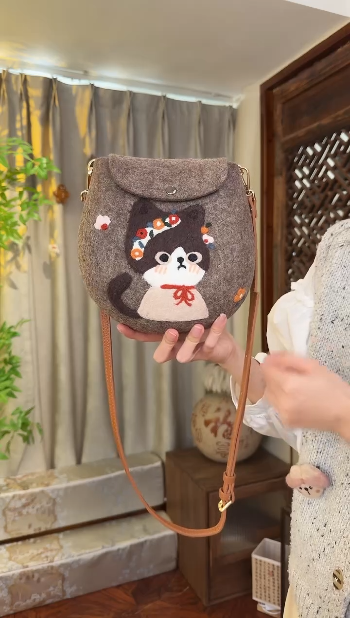 羊毛非遗羊毛毡包 蛋蛋包花环猫咪