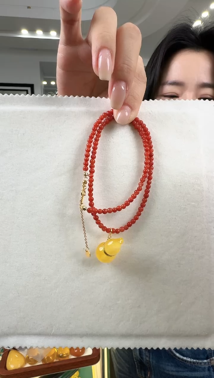 蜜蜡吊坠(赠链)未镶嵌关****e精美的吊坠