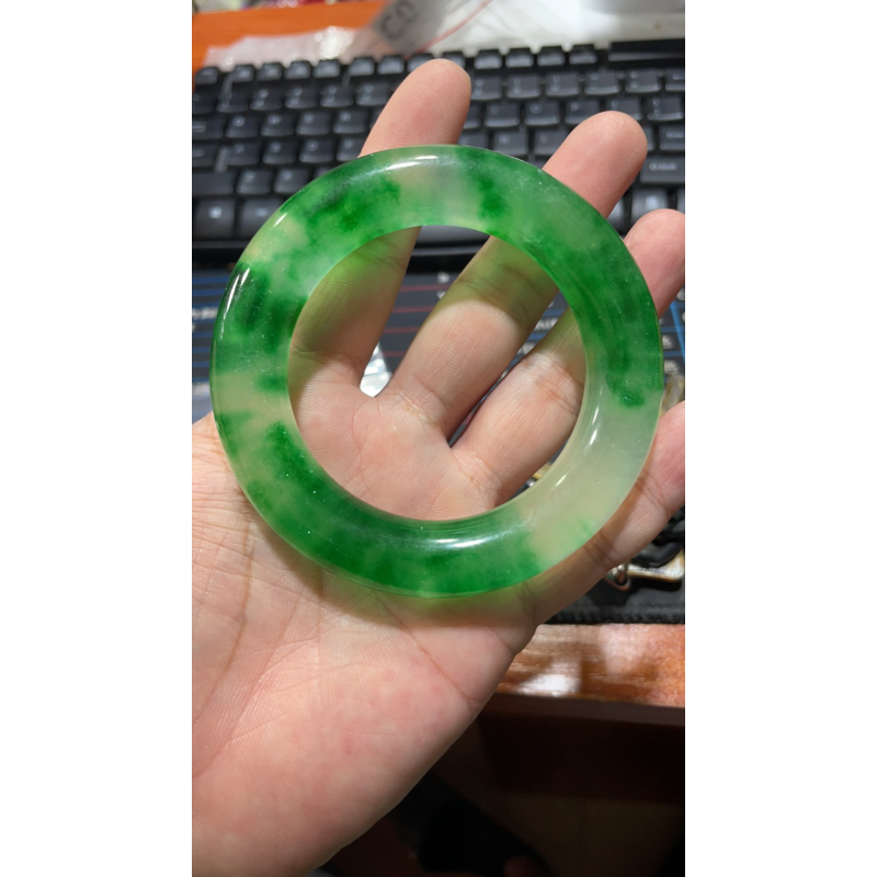 手 48  冰绿飘花圆条手镯