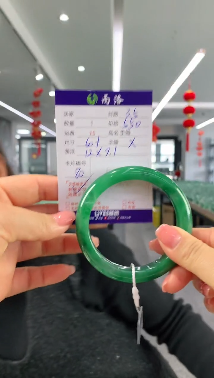 【闪购商品】石英质玉手镯未镶嵌60+