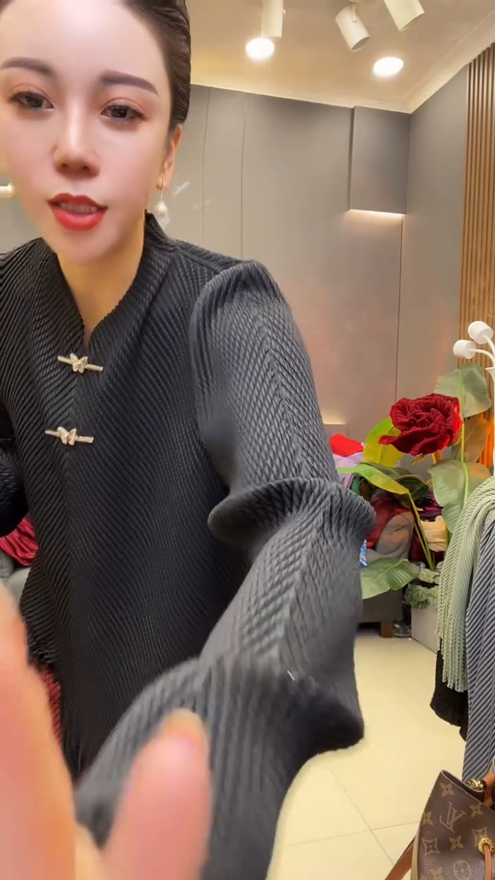 聚酯纤维（涤纶）黑色 龙鳞褶皱衫