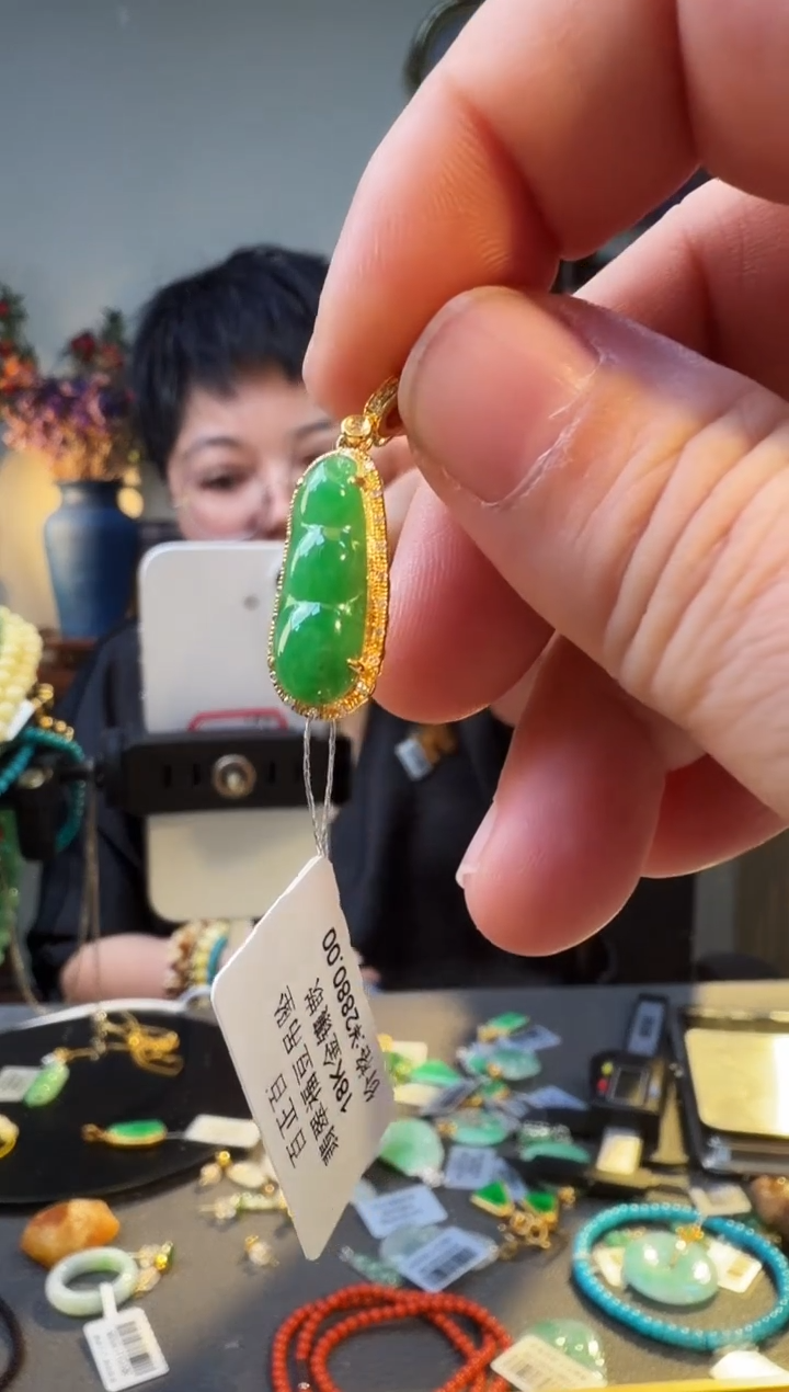 颈饰18K金镶嵌翡翠吊坠