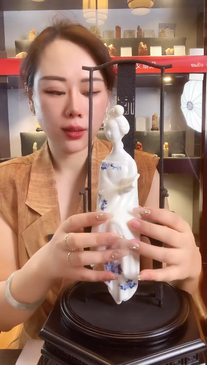 摆件中国白德化大师瓷     仕女