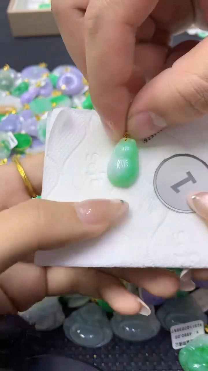 颈饰18K金镶嵌翡翠天然缅甸翡翠A货