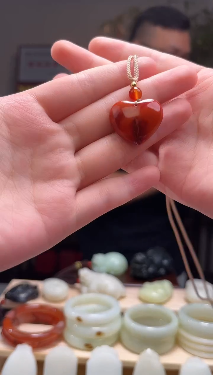 颈饰未镶嵌南红玛瑙吊坠