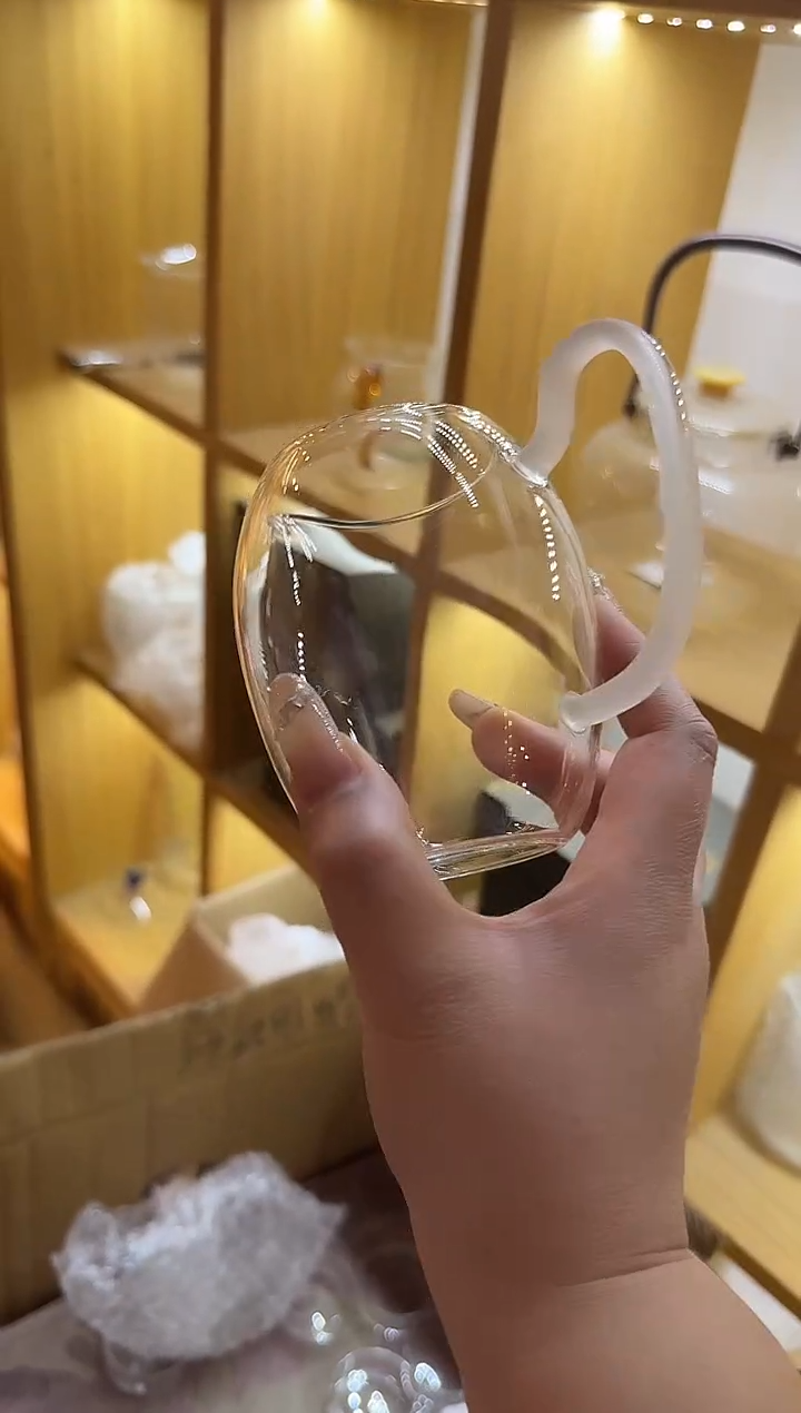 磨砂欢然公道杯    