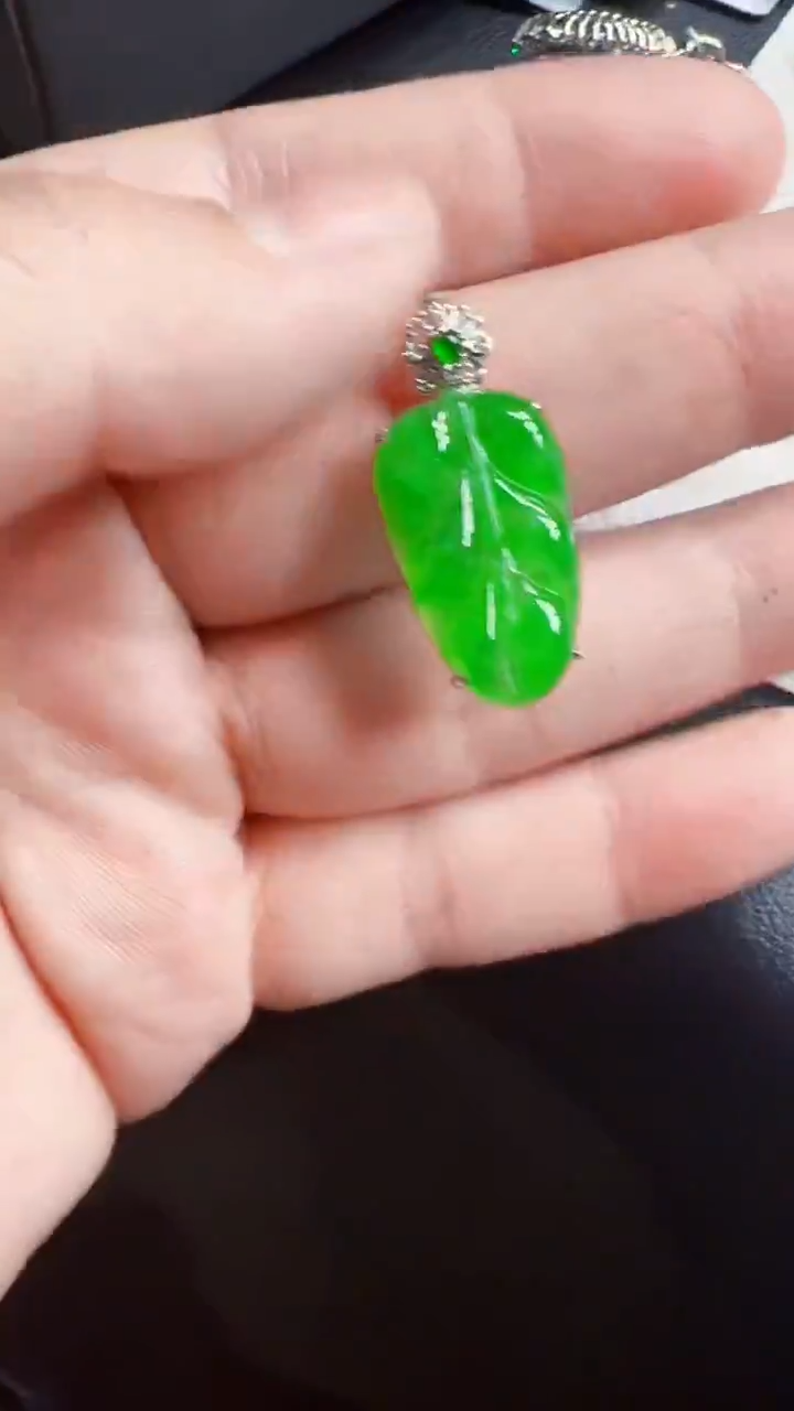 颈饰18K金镶嵌翡翠叶子