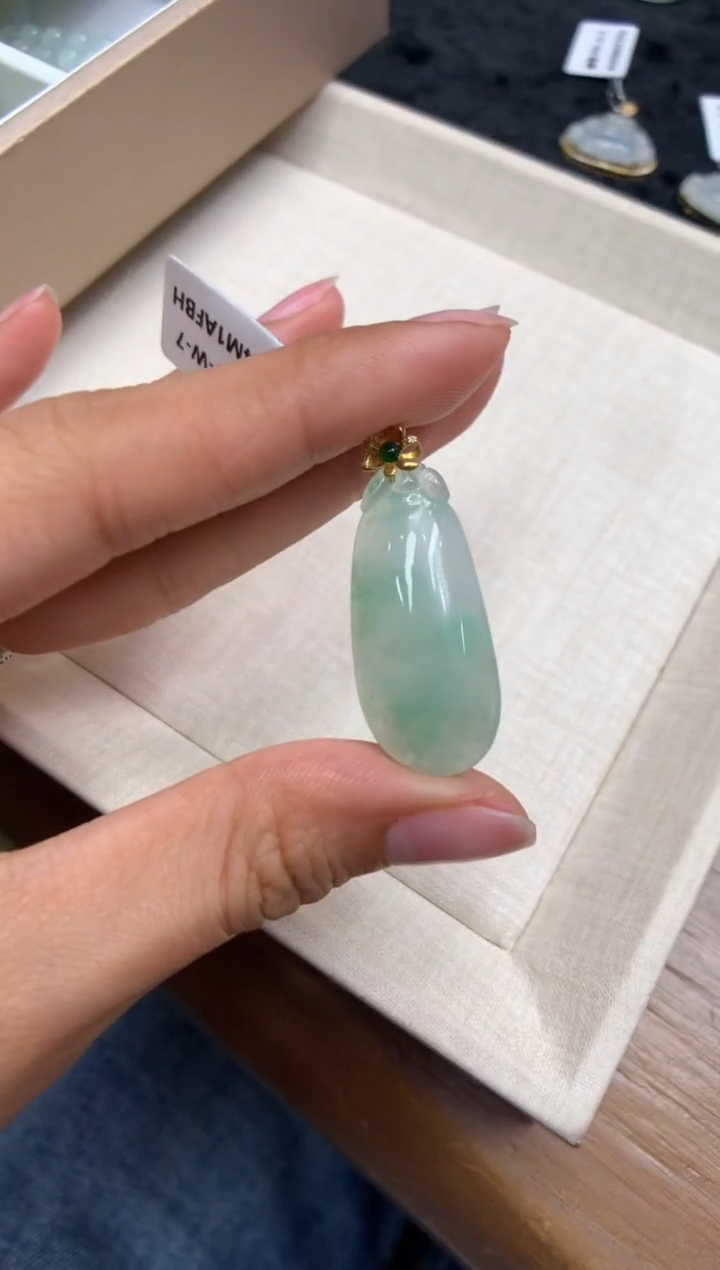 【闪购商品】翡翠颈饰18K金镶嵌福瓜