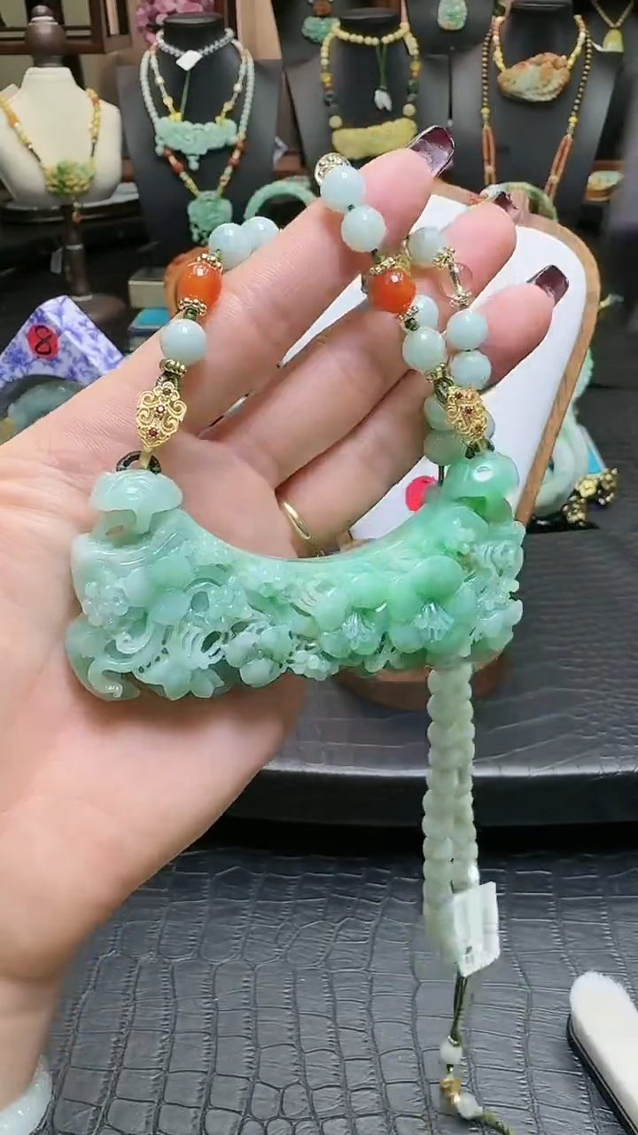 【闪购商品】翡翠颈饰未镶嵌花牌