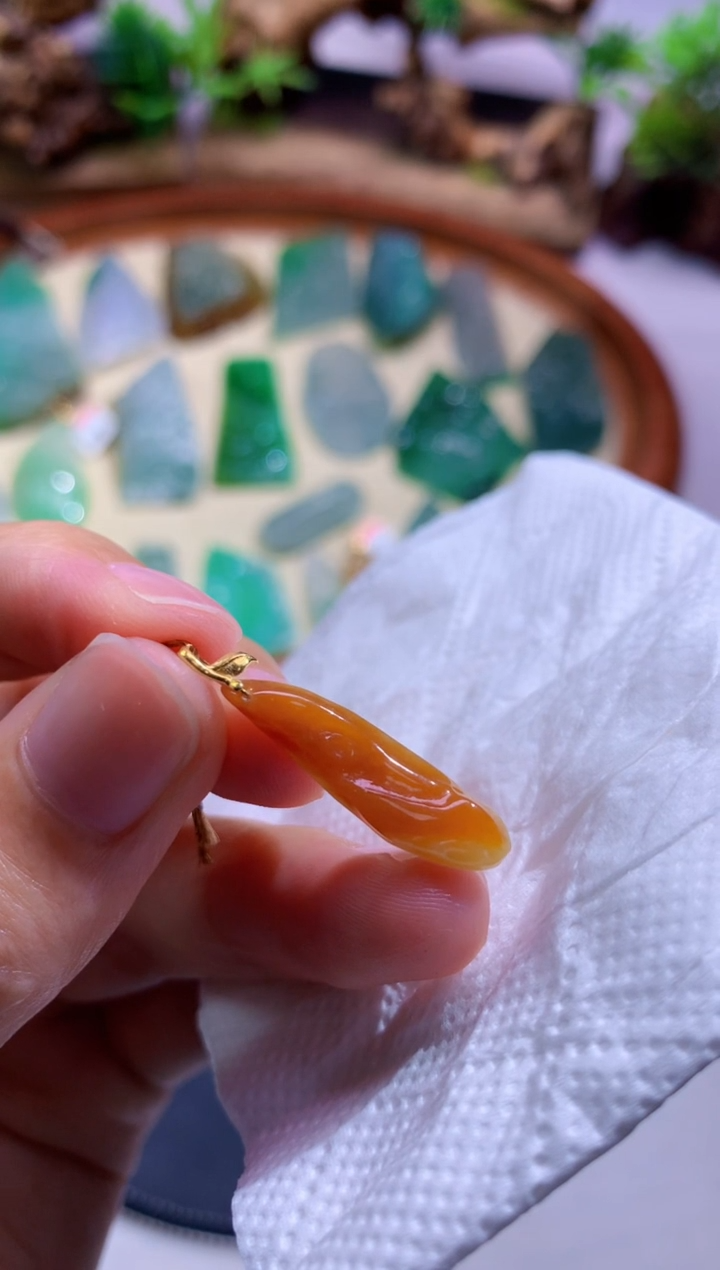 翡翠未镶嵌颈饰       