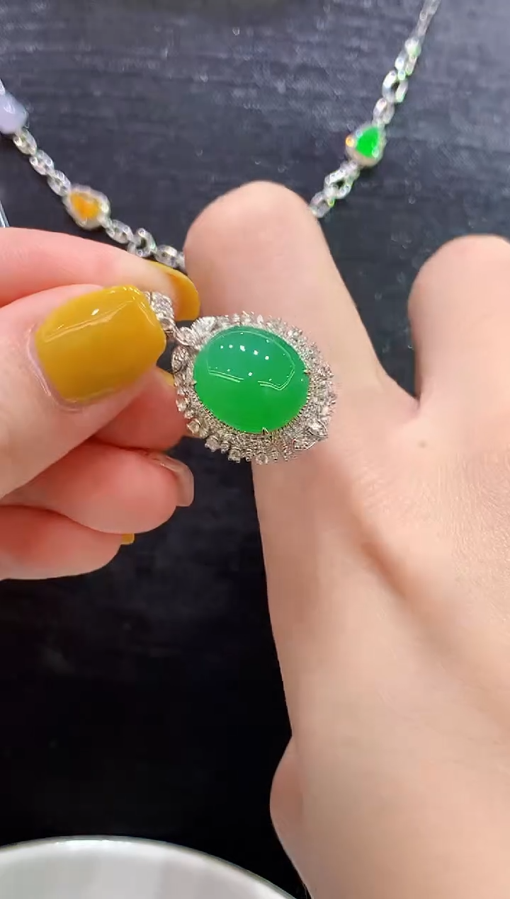 吊坠(不含链)18K金镶嵌翡翠多样性发其一