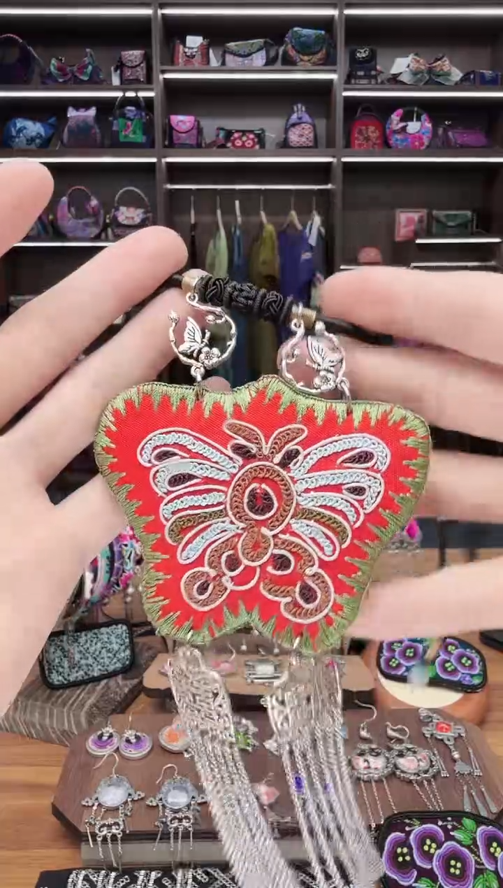 织绣93蒙阿苏苗绣传承店