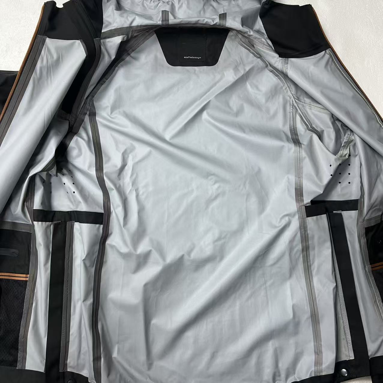 【机哥推荐】通用士休闲夹克薄款连帽防风袖口后logo条春秋款黑色z2