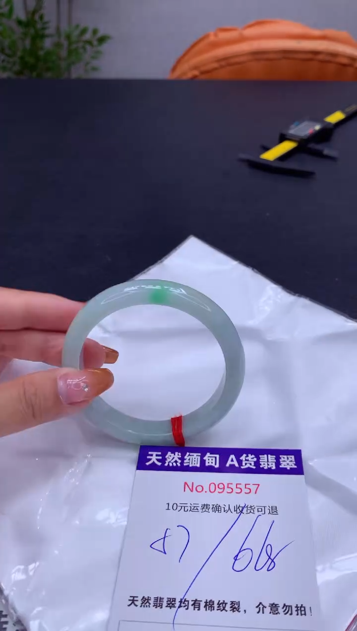 未镶嵌手镯翡翠有纹，完美者勿拍