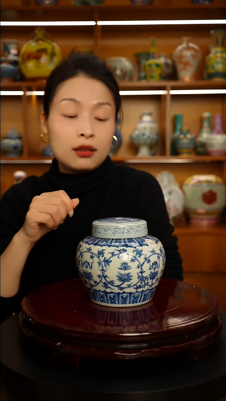 其他瓷青花缠枝莲托八宝天字罐一只