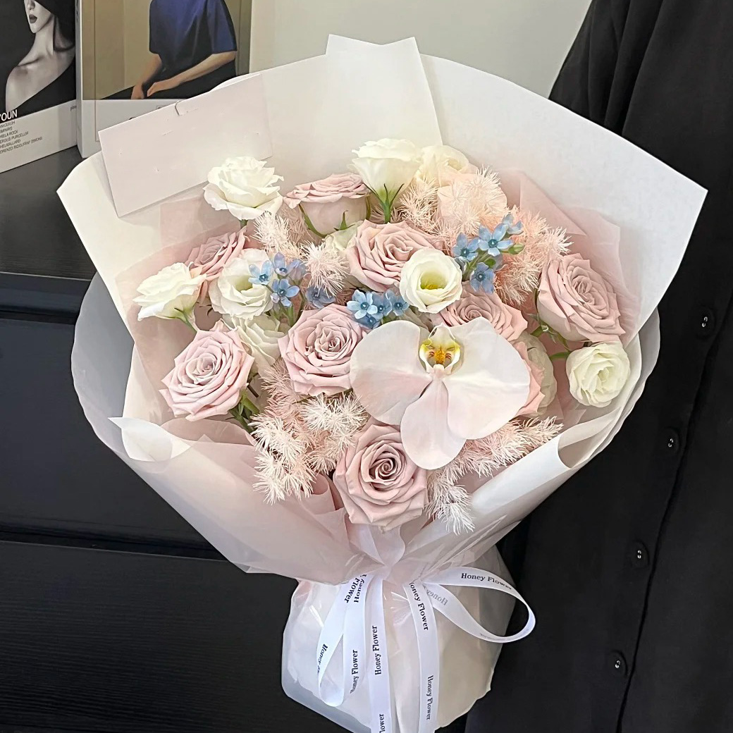 【为你心动】情人节鲜花9枝曼塔1朵蝴蝶兰桔梗混搭花束4887款鲜花小时达同城配送送老婆送爱人免费送花上门