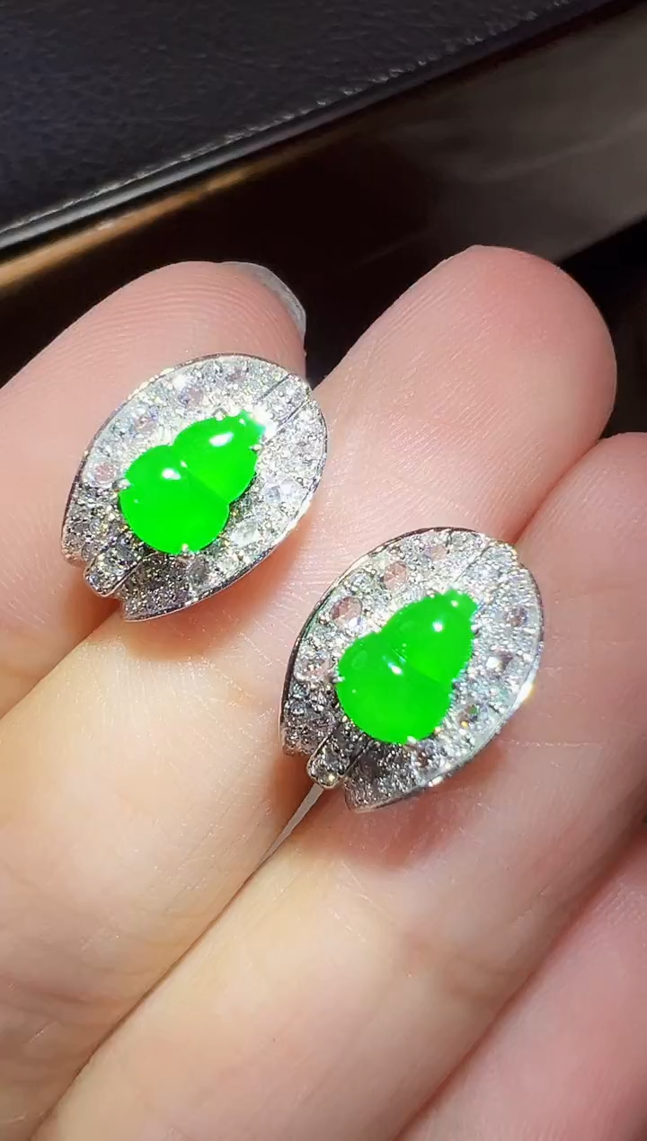 18K金镶嵌翡翠耳饰葫芦