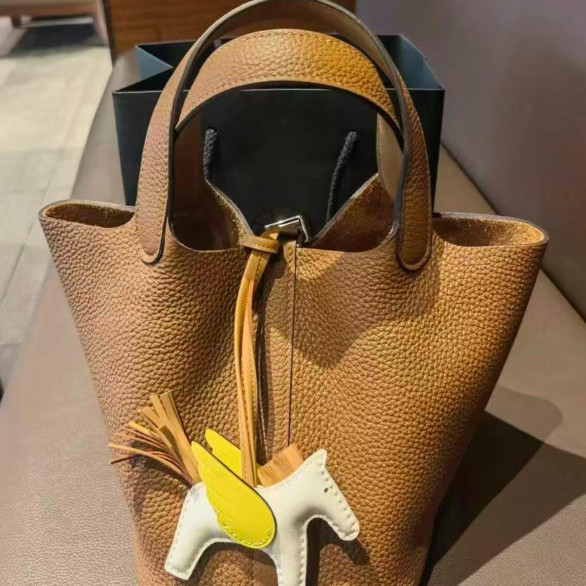 君君 广州渠道版本全钢真皮包包 小马挂件