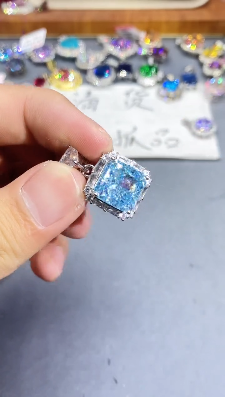 未镶嵌实验室培育钻石耳饰1